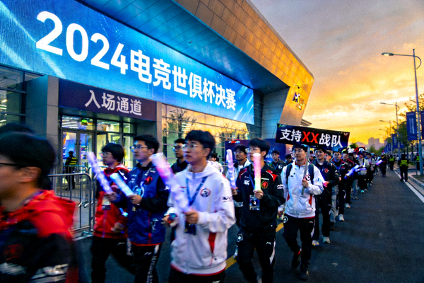 电竞世俱杯决赛场馆外景与排队入场的观众人群